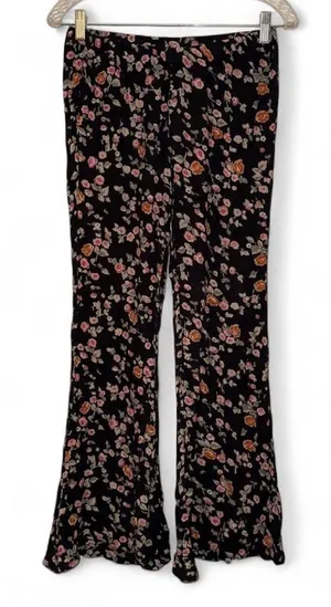 BILLABONG Black floral print flare rayon pants sz S ✨ thumbnail 1