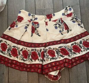 Miss Avenue Boutique shorts with flowers thumbnail 1