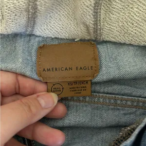 American Eagle Cropped Hooded Denim Jacket Distressed Raw Hem XS Light Wash thumbnail 2