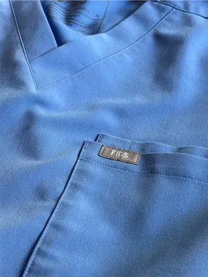 FIGS x Mediclo Mixed Scrub Set Ceil Blue Medium Leon Top Small Cargo Pants thumbnail 4