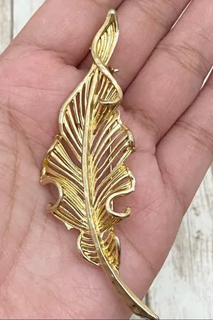 Unsigned Gold Leaf Brooch thumbnail 5