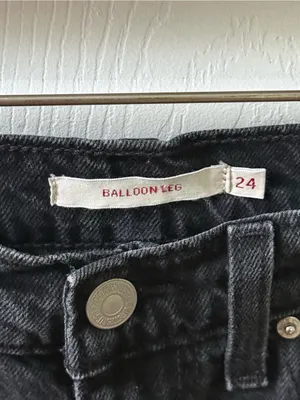 Levi’s Balloon Leg Barrel Jeans in Black thumbnail 4
