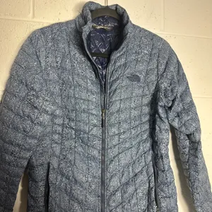 The North Face Thermoball Puffer Jacket Womens Small Blue White Print Full Zip thumbnail 2