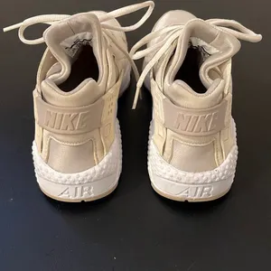 Nike Air Huaraches‎ Sneakers. Size 7.5 Cream thumbnail 5