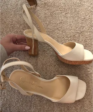 Jessica Simpson White heels thumbnail 1