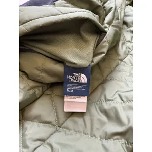 The North Face‎ Mossbud Reversible Insulated Vest Olive Green Grey Womens Medium thumbnail 11