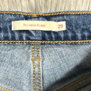 🌟HOST PICK🌟LEVI'S PREMIUM DARK WASH 70S HIGH RISE STRETCH FLARE JEANS Sz29 thumbnail 5
