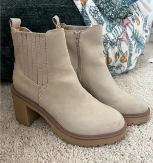 DV Dolce Vita Juliet Chelsea Boots Cream Beige Lug Sole Ankle Booties Size 9.5 thumbnail 1