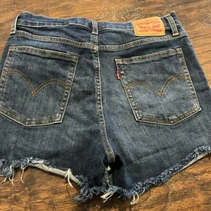 Levi’s Dark Wash High Rise Wedgie Short • Size 30 • Frayed Hem Denim thumbnail 3