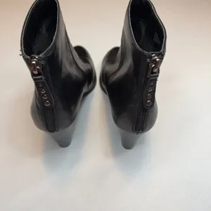 Adrienne Vittadini Black Leather Ankle Boots Block Heel Chic Trendy Zip Size 8M thumbnail 6