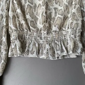 Lucy Paris‎ Snakeskin MobWife Office Siren Smocked Peplum Blouse S Cream thumbnail 3