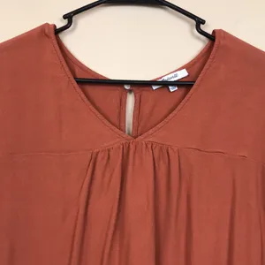 Madewell Women’s Rust Orange Pleated V-Neck Keyhole Back Short Sleeve Blouse thumbnail 2