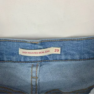 Levi's women's size 29 High waist Mom Jeans light wash denim thumbnail 3
