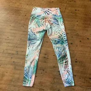 Fabletics tropical high impact cropped workout S leggings thumbnail 2