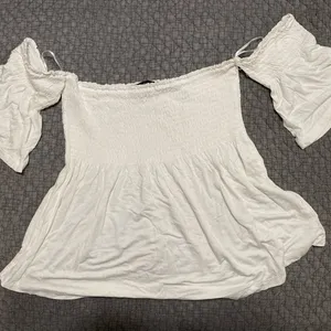 Women’s off the shoulders top Size L thumbnail 1