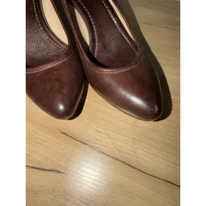 Frye Regina‎ Leather Stacked Heel Pump in Brown Size 6.5 Whipstitch P thumbnail 5