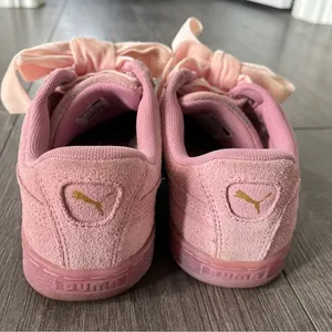 Puma Pink Basket Heart Suede Sneakers Large Pink Bows Size 6.5 Great Condition thumbnail 3
