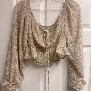 Petal and Pup Neutral Beige Floral Smocked Y2K Boho Crop Top Size Medium thumbnail 2