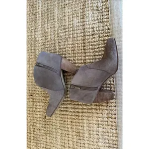 Tahari Camila Taupe Suede Fringe Ankle Booties Women’s 6.5M Stacked Heel thumbnail 2
