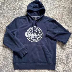 Women’s M Oakley navy hoodie thumbnail 1