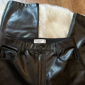 Curve Love Vegan Leather 90s Straight Leg Pant thumbnail 8