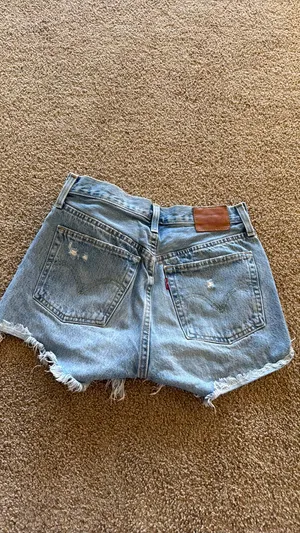 Levi’s 501 Shorts Button Fly Cut-Off Denim thumbnail 2