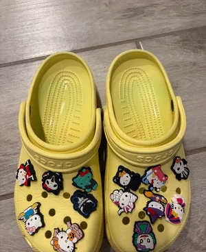 Women’s Pastel Yellow Crocs Hello Kitty Size 9 EUC thumbnail 2