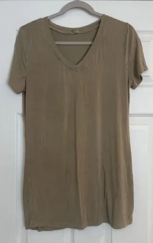 Anthropologie POL Distressed‎ V-Neck Tee Sz LG Tan Stretchy Long Lightweight thumbnail 1
