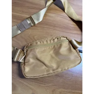 Lululemon Gold Zip Waist Pack One Size Adjustable w/2 Pockets 1L Nylon Unisex thumbnail 3