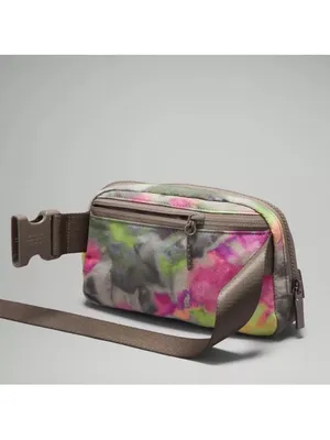 Lululemon everywhere belt bag hyper dye thumbnail 3
