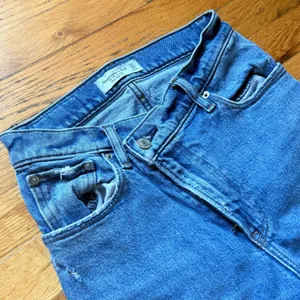 ABERCROMBIE & FITCH 90’s Ultra High‎ Rise Curve Love Asymmetrical Jeans size 24 thumbnail 3