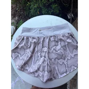 Varley Womens Grey Snakeskin‎ Print Running Shorts Zipper Pocket Size L thumbnail 6