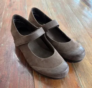 Munro American Brown Suede Mary Jane Flats Women's Size 6 5 thumbnail 1