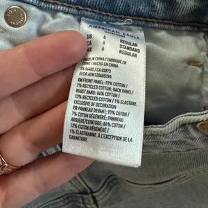 American Eagle Strigid Mom Jean Pants Light Wash High Rise Women Size 6 thumbnail 9