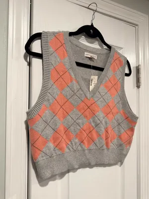 NWT Aeropostale Size M Gray Coral V Neck Argyle Cropped Stretch Sweater Vest thumbnail 5