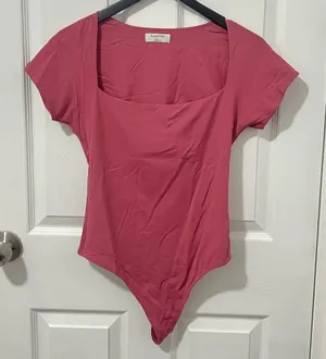 Aritzia Babaton Contour Square Neck Short Sleeve bodysuit Rhodon Pink Large thumbnail 1