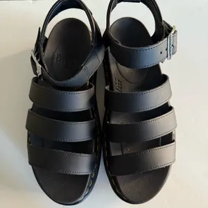 Dr. Martens Blaire Hydro Leather Strap Sandals in Black. Size 9 thumbnail 4