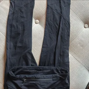 Lululemon Black Lightweight Workout Leggings Size 2 thumbnail 4
