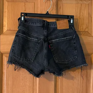 Levi's 501 24 Waist Women's Teen Girl Black Distressed Button Fly Denim Shorts thumbnail 3
