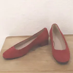 Madeleine Red Woven Suede Pumps Womens Size 41 US 10 Block Heel Italy‎ Timeless thumbnail 3
