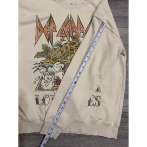 Def Leppard Love Bites Graphic Sweatshirt S Cream Goodie Two Sleeves Oversized thumbnail 7