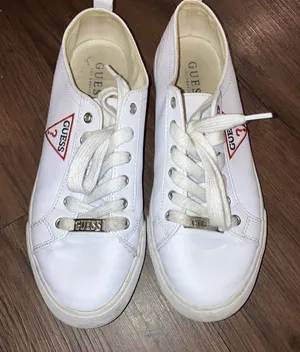 GUESS Leather Size 8.5 Catching White Red Triangle Women’s Sneakers. Preloved thumbnail 1