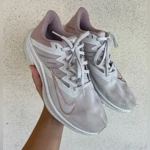 Nike Womens Quest 3 Running Shoes Plantinum Tint Red Bronze 003 (Size 8) thumbnail 2