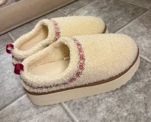 Slippers Yellow Size 7.5 thumbnail 1
