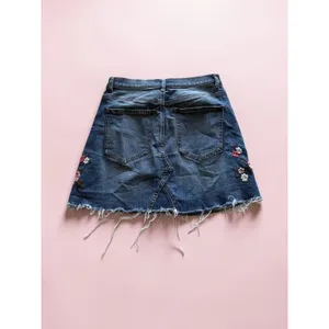 Express Floral Embroidered‎ Denim Mini Skirt Dark Wash Raw Hem Size 4 thumbnail 2