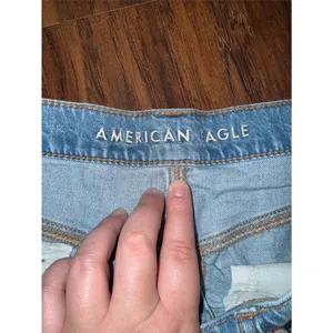 Women’s American Eagle light wash 90s boyfriend short distressed raw hem thumbnail 5