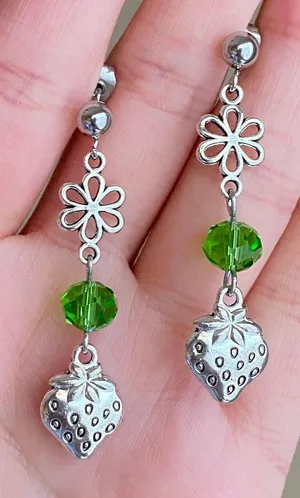 funky fairy Kawaii retro strawberry & green glass beads dangle unisex earrings 💚🍓 thumbnail 1