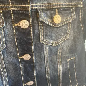 Maurices Dark Wash Short Button Up Jean Jacket Aztec‎ Embroidery Detail Size M thumbnail 4