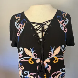 Skies Are Blue Dress Size Small Black Embroidered Shift Boho‎ Floral Feminine thumbnail 2