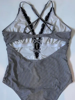 Cupshe One-Piece Swimsuit V-Neck thumbnail 5